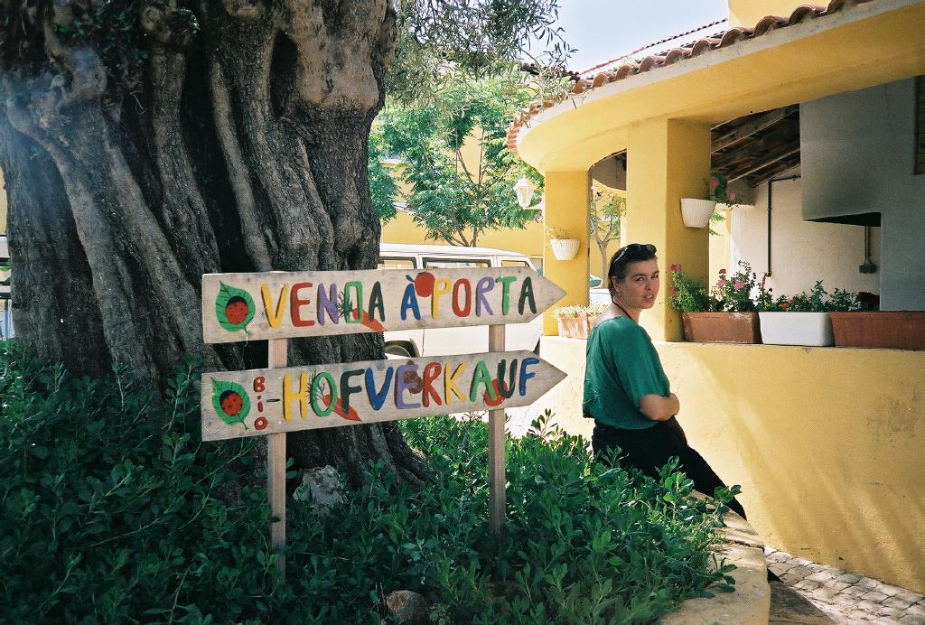 Foto: Dolmetscherin und Reisegefährtin P.P. aus D. vor dem Hofladen