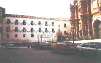 Bild: Placa in Guadix mit Kathedrale und Rathaus 